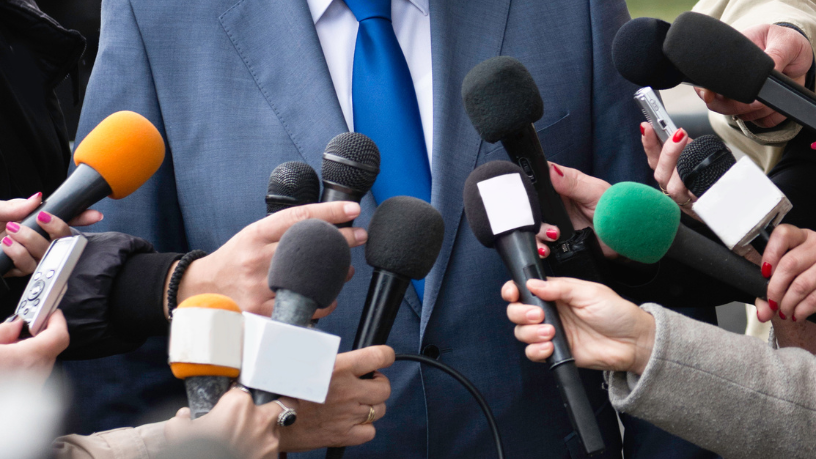A nova legislação busca garantir igualdade nos debates, sem comprometer a liberdade de cobertura jornalística.