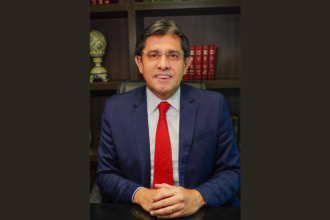 Márcio Coutinho comenta os limites e desafios ao equilibrar liberdade de imprensa e isonomia entre os concorrentes.