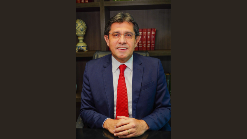 Márcio Coutinho comenta os limites e desafios ao equilibrar liberdade de imprensa e isonomia entre os concorrentes.