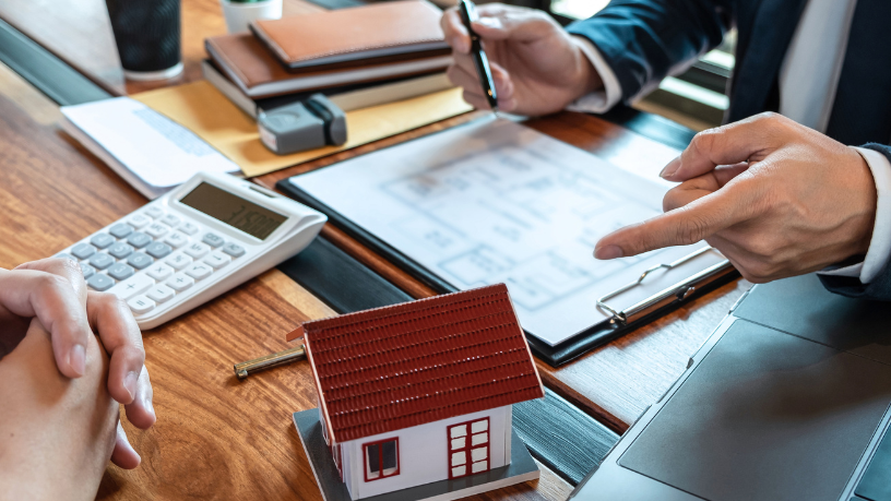 A inovação nas vendas imobiliárias ganha força com IA, segundo Fernando Bruno Crestani.