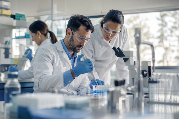 Pesquisadores analisam amostras em laboratório durante o desenvolvimento de vacina de RNA mensageiro