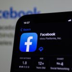 Tela do aplicativo Facebook exibida em um smartphone, representando o uso de plataformas digitais.