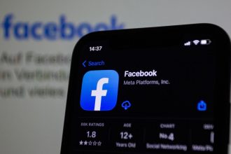 Tela do aplicativo Facebook exibida em um smartphone, representando o uso de plataformas digitais.
