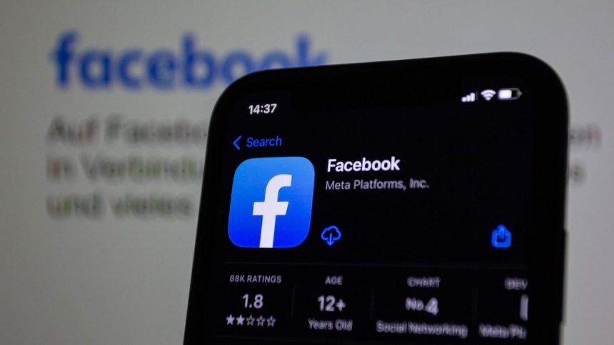 Tela do aplicativo Facebook exibida em um smartphone, representando o uso de plataformas digitais.