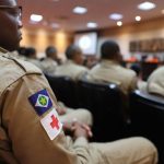 Profissionais de emergência participam de uma reunião durante treinamento estratégico.