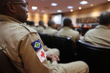 Profissionais de emergência participam de uma reunião durante treinamento estratégico.
