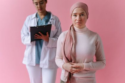 Paciente em tratamento conversa com um médico em um ambiente de atendimento oncológico.